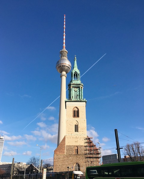 テレビ塔と教会