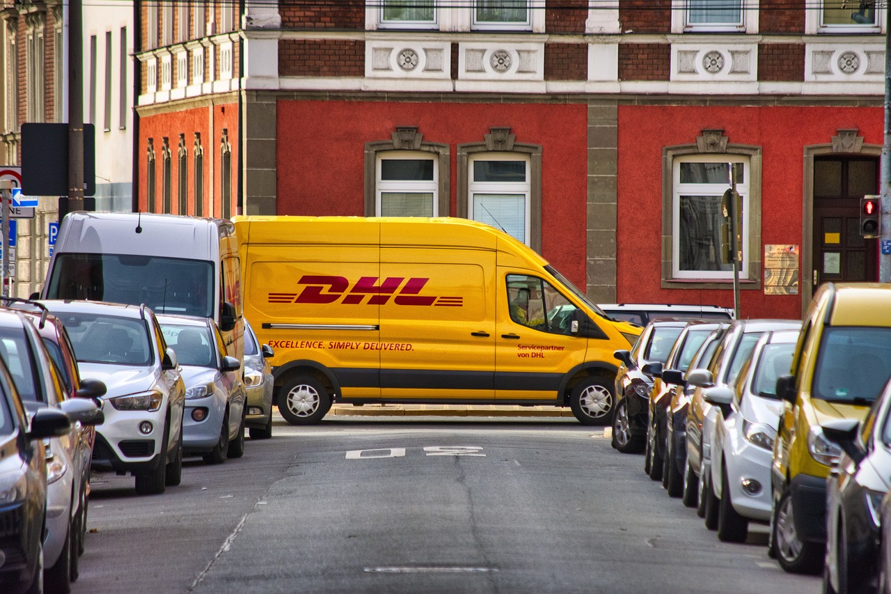 dhl-5739205_1280.jpg